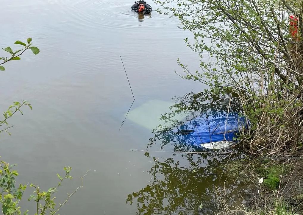 Tragedia o poranku. Auto wjechało do stawu