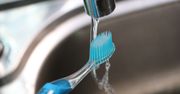 Moczysz szczoteczkę przed myciem zębów? Dentysta mówi jasno