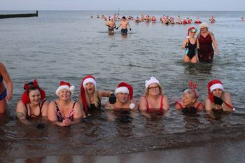 Mielno: Mikołajkowa kąpiel morsów w mroźnej aurze
