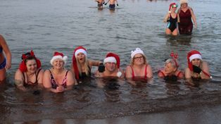 Mielno: Mikołajkowa kąpiel morsów w mroźnej aurze