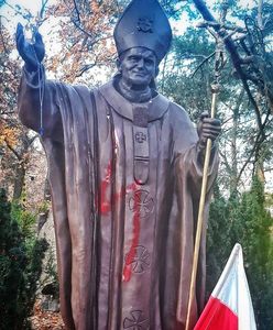 Legionowo. Zdewastowano pomnik Jana Pawła II. Czerwona błyskawica