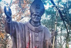 Legionowo. Zdewastowano pomnik Jana Pawła II. Czerwona błyskawica