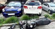 Szalona ucieczka motocyklisty po narkotykach. Pościg zakończył uderzeniem w zaparkowane auta