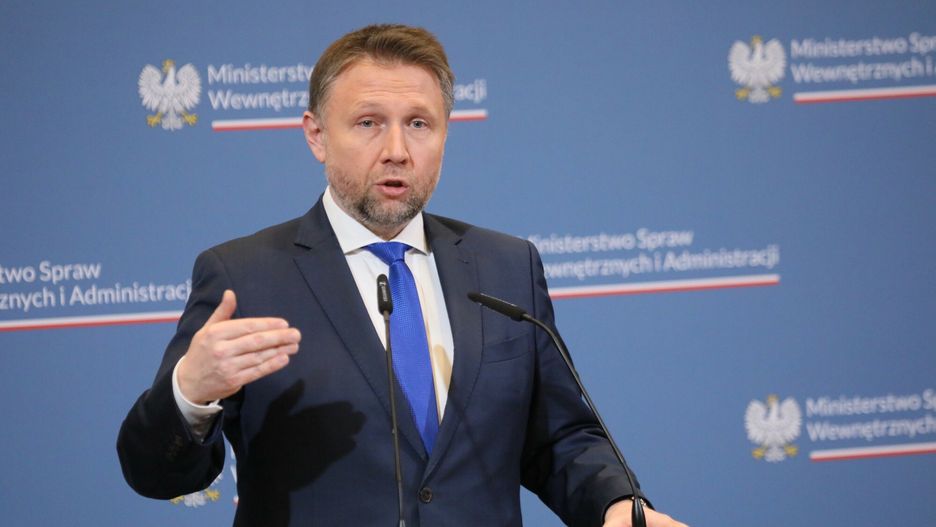 Konferencja MSWiA w sprawie wypadku ?mig?owca Black Hawk
Fot. Dawid Wolski/East News,  Warszawa, 27.03.2024. Konferencja prasowa ministra spraw wewnetrznych i administracji Marcina Kierwinskiego (n/z) i wiceministra Czeslawa Mroczka, nt. wynikow kontroli przeprowadzonej w zwiazku ze zdarzeniem z udzialem smiglowca policyjnego Black Hawk w Sarnowej Gorze w sierpniu 2023 r.
Dawid Wolski