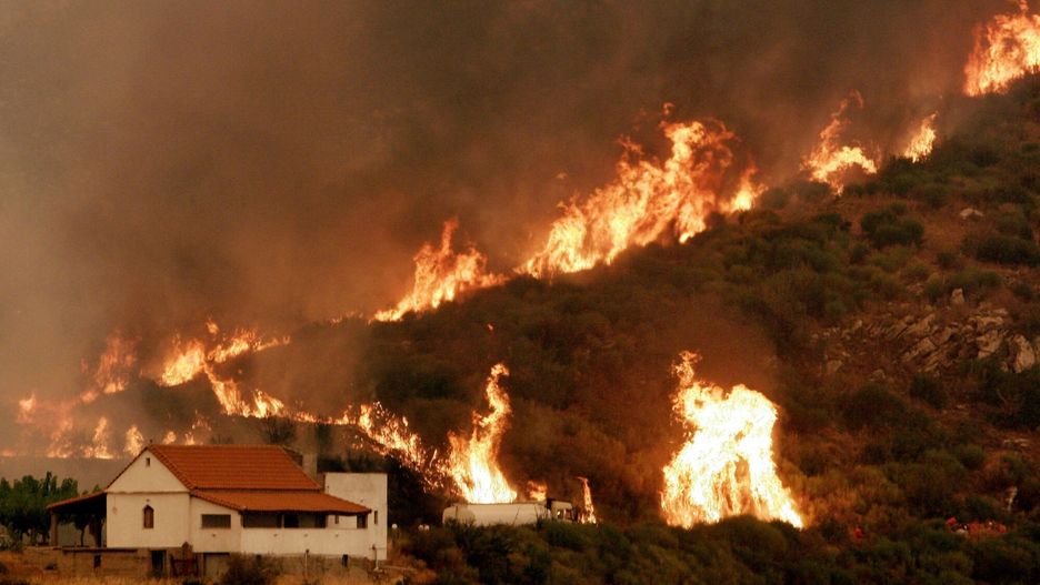 Po?ary w GrecjiPHOTO: EAST NEWS/AFP The church of Zoodohos Pygi near the village of Andritsena on the Peloponnese peninsula is threaten by a fire, 27 August 2007. Greece battled raging forest fires for a fourth day today and charged seven people with arson as a growing international force gathered to battle the flames that have claimed more than 60 lives.ARIS MESSINIS