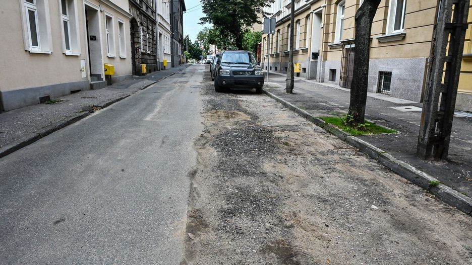 Czytelnik alarmuje, że tak po pracach wygląda Łokietka. Drogowcy przekazują, że roboty nie są jeszcze skończone.