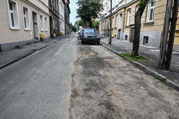 Bydgoszcz: Problem na ulicy Łokietka. Oznakowanie częściowo namalowano na piachu