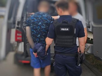 Ząbkowice: Zobaczył policjantów i próbował uciec przez okno dachowe. 34-latek był poszukiwany za rozbój