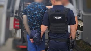 Ząbkowice: Zobaczył policjantów i próbował uciec przez okno dachowe. 34-latek był poszukiwany za rozbój