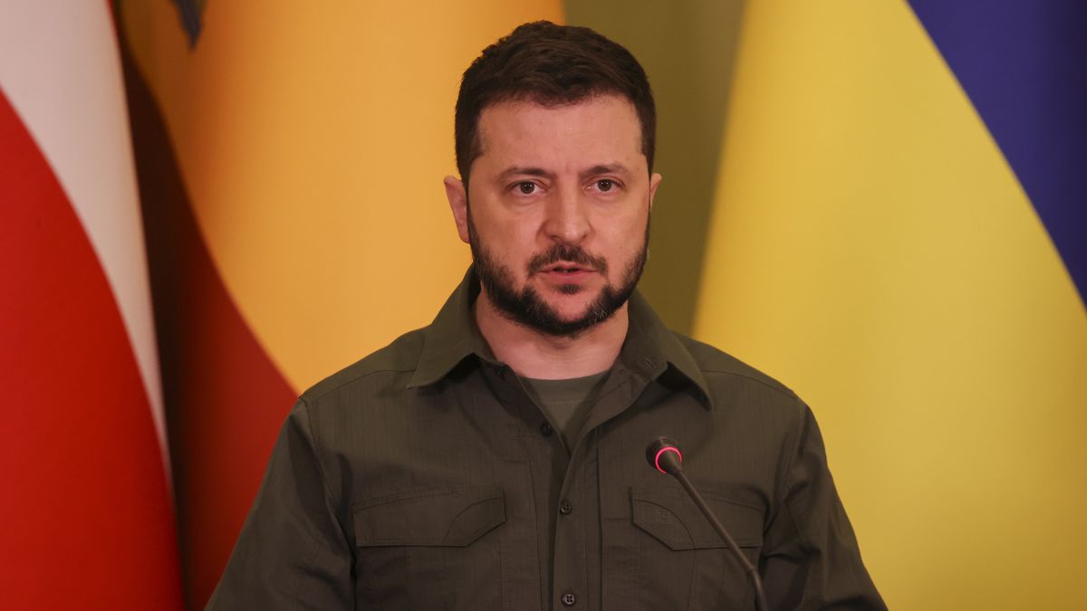 Ukrainian President, Volodymyr Zelensky addresses a joint press conference together with Danish Prime Minister, Mette Frederiksen (unseen), and Spanish Prime Minister, Pedro Sanchez (unseen), in the framework of their meeting in Kyiv, Ukraine, 21 April 2022. Spanish Prime Minister, Pedro Sanchez, and his Danish counterpart, Mette Frederiksen, are visiting the country to show their support to Ukrainian President, Volodymyr Zelensky, amid the Russia's invasion of the country. EPA/MIGUEL GUTIERREZ Dostawca: PAP/EPA.