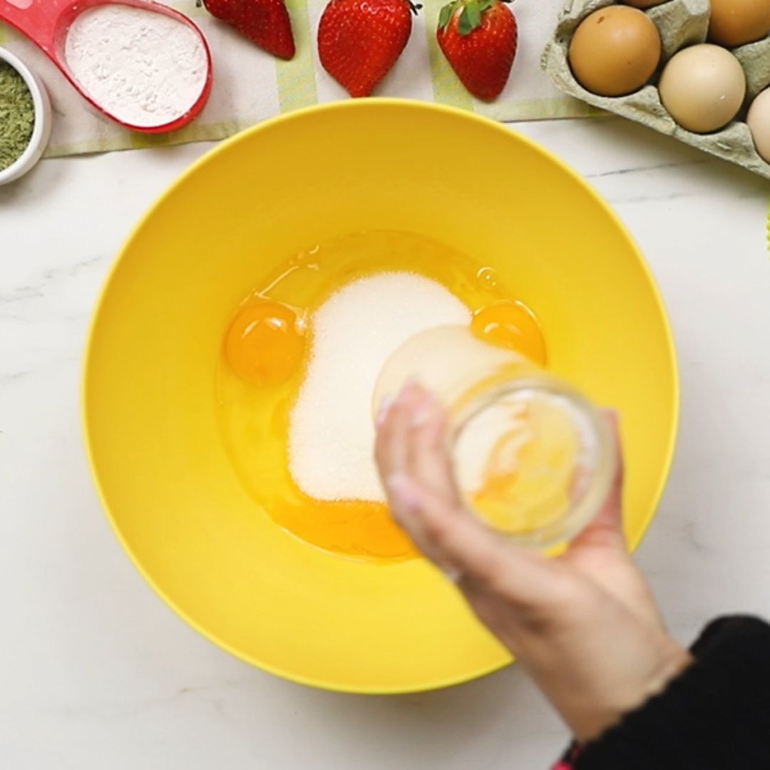 W pierwszej kolejności łączę jajka i cukier