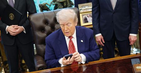 Złote smartfony Trumpa. Znika ważna informacja