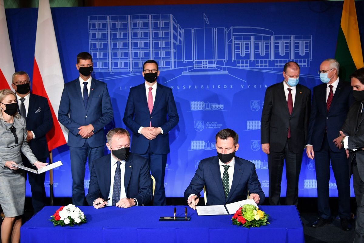 Wilno. Mateusz Morawiecki i  Saulius Skvernelis podpisali deklarację ws. sytuacji na Białorusi 