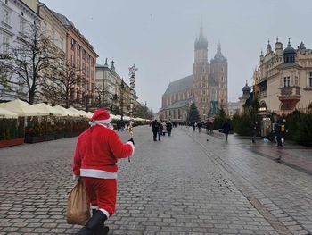 Kraków: Wraz ze śpiewem gwiazd muzyki na Rynku rozbłyśnie największa w mieście choinka. Trwają ostatnie przygotowania