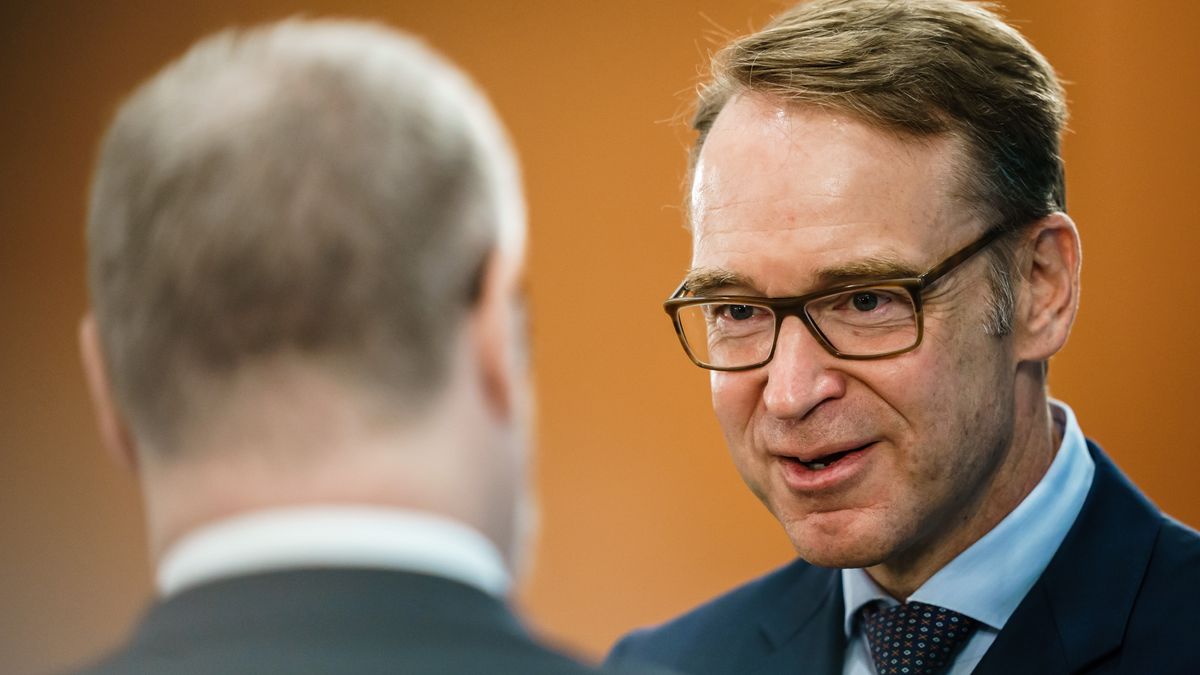 BERLIN, GERMANY - SEPTEMBER 23: President of the Central Bank of Germany Jens Weidmann (R) and economy and finance policy advisor of the German Chancellor Lars-Hendrik Roeller talk during the beginning of the weekly meeting of the German Federal cabinet in the conference hall of the Chancellery on September 23, 2020 in Berlin, Germany. During the 114th cabinet meeting, due to cornavirus distance measures at the conference hall of the chancellery, the ministers and the Chancellor are expected to discuss, among others, the budget policy of the Federal Government. (Photo by Clemens Bilan - Pool/Getty Images)
