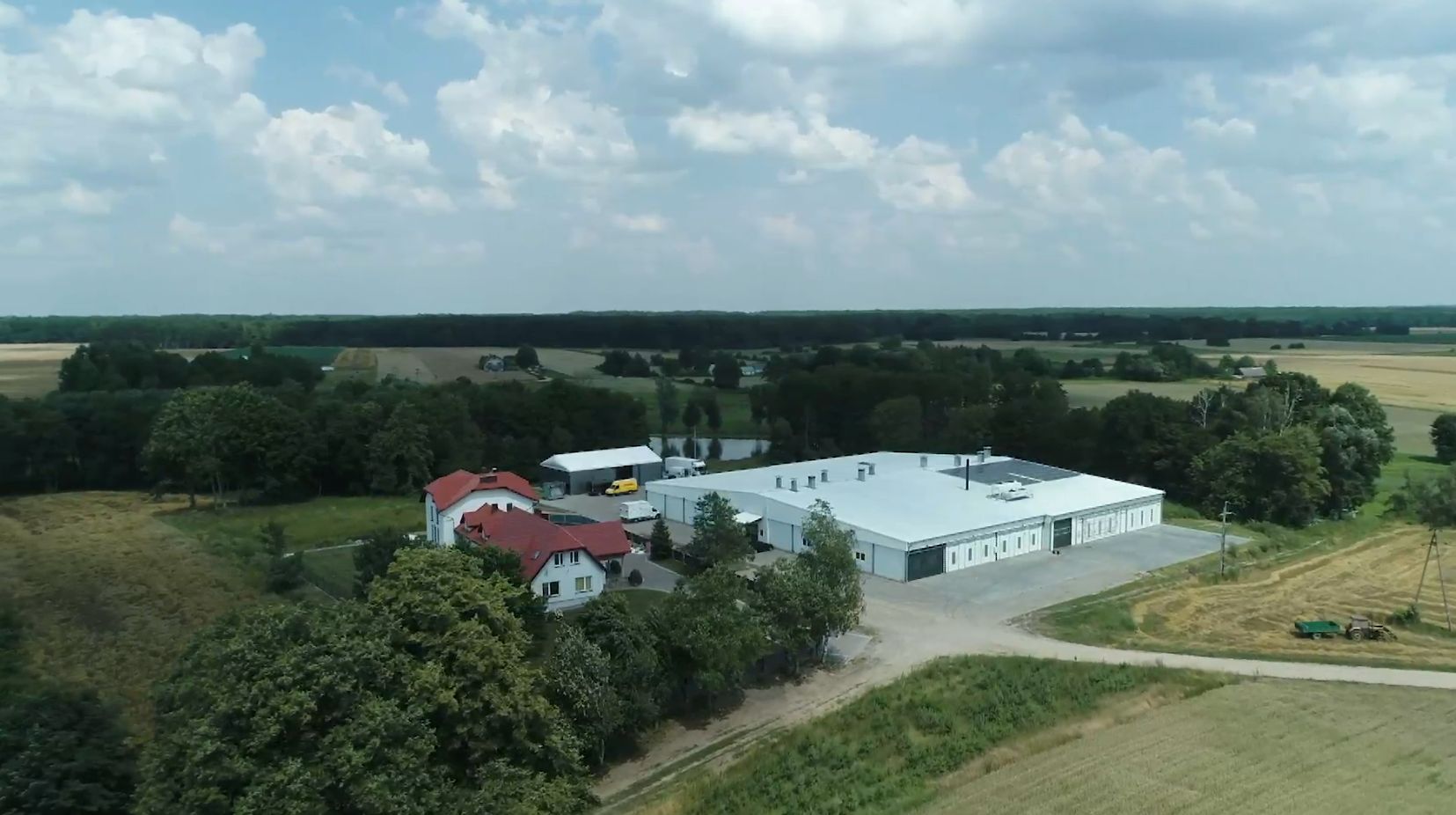 Posiadłość rodziny Kamili, na terenie której znajdują się także hale produkcyjne 