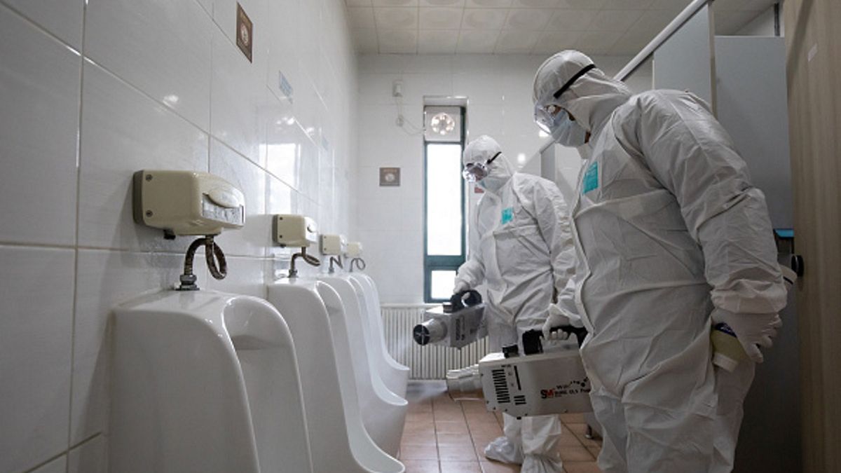 Podczas spłukiwania wody w toalecie koronawirus może przedostawać się do powietrza