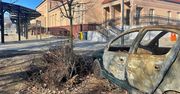 Toruń: Stała "instalacja" przy dworcu? Wrak pojazdu jest tam od ubiegłego roku
