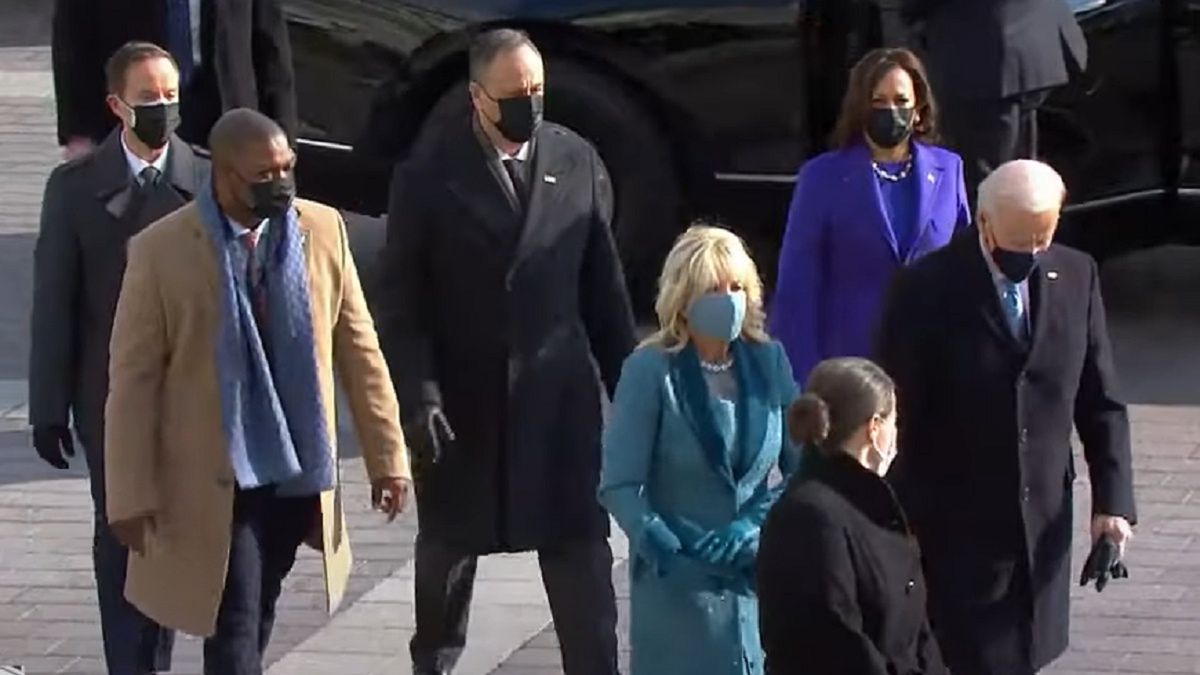 Eugene Goodman eskortuje Harris