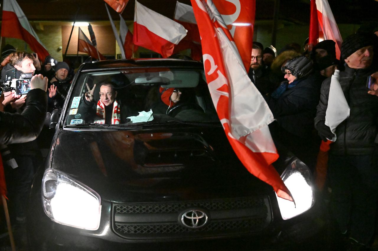 Tłum przywitał polityków PiS. Kamiński i Wąsik na wolności