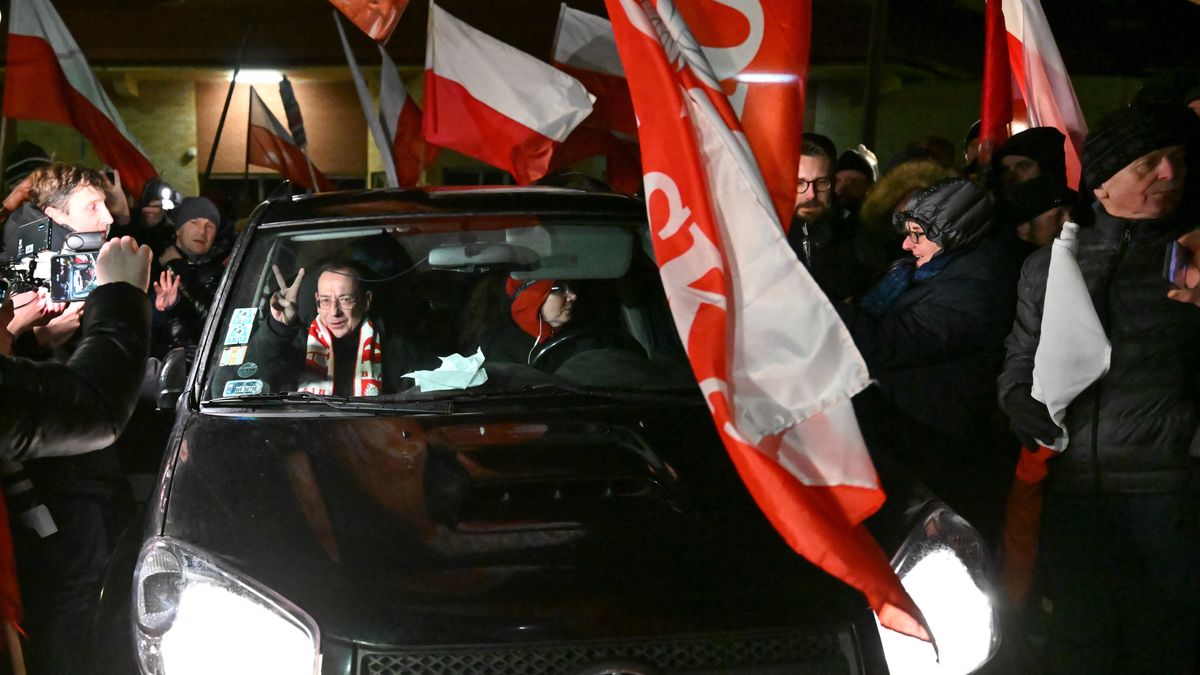 Mariusz Kami�ski
Piotr Polak
by�y pose�, demonstracja, flaga, flagi, Mariusz Kami�ski, PiS, polityka, transparent, transparenty, w radomiu, wi�zienie, zak�ad penitencjarny