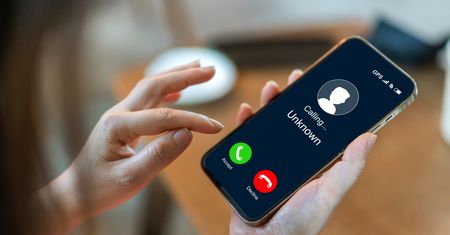 Jak zablokować masowe telefony od nieznanych numerów?