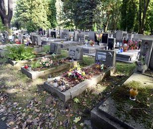 Jak ubezpieczyć nagrobek? Za zniszczony grób można dostać odszkodowanie