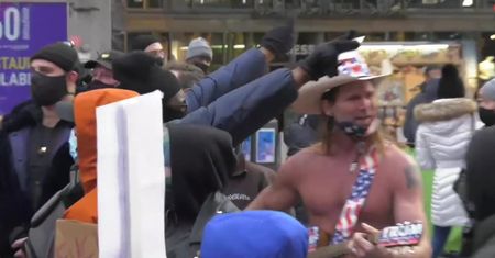 Protest przeciwko D. Trumpowi w Nowym Jorku. Nagi kowboj stanął w obronie prezydenta USA