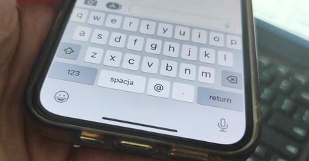 Ukryta funkcja w smartfonach ułatwia pisanie wiadomości. Użyj tego przycisku