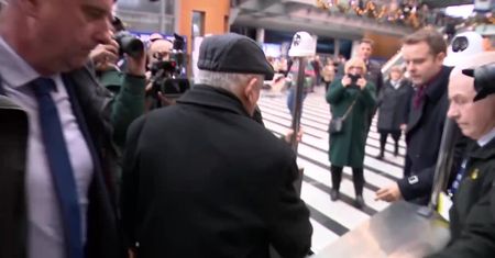 “Uważaj, gówniarzu, żebyś ty nie siedział”. Zdenerwowany Jarosław Kaczyński znów w siedzibie TVP