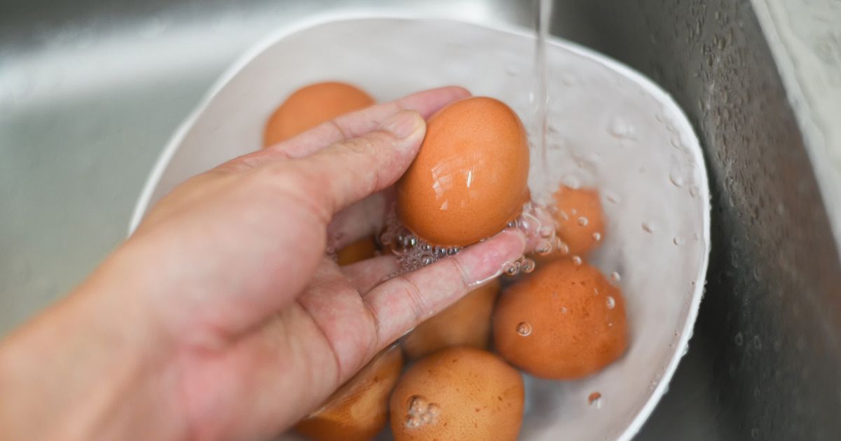 Wylewasz wodę po ugotowaniu jajek? Przeczytaj, a więcej tego nie zrobisz