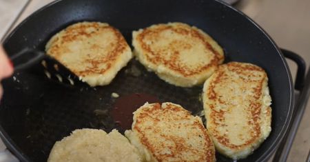 Kalafiorowe placki zawsze podaję z tym sosem. Moja rodzina nie może przestać ich jeść