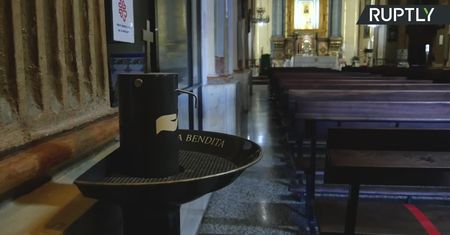 Woda święcona na pedał? Kościoły w Walencji znalazły nowoczesne rozwiązanie na czas pandemii