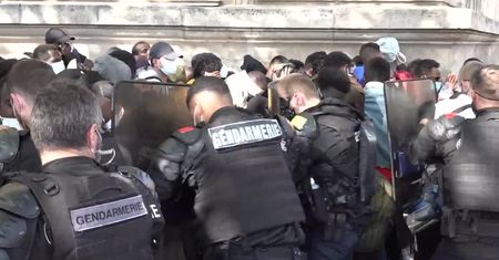 Protest migrantów domagających się zakwaterowania w Paryżu. Policja użyła gazu łzawiącego.