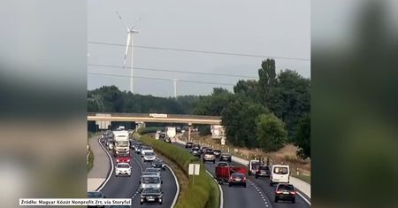Przyczepka oderwała się od samochodu na autostradzie. O krok od tragedii na Węgrzech.