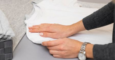 Koszulkę złożysz w 2 sekundy! Odkąd znam trik, zawsze mam porządek w szafie