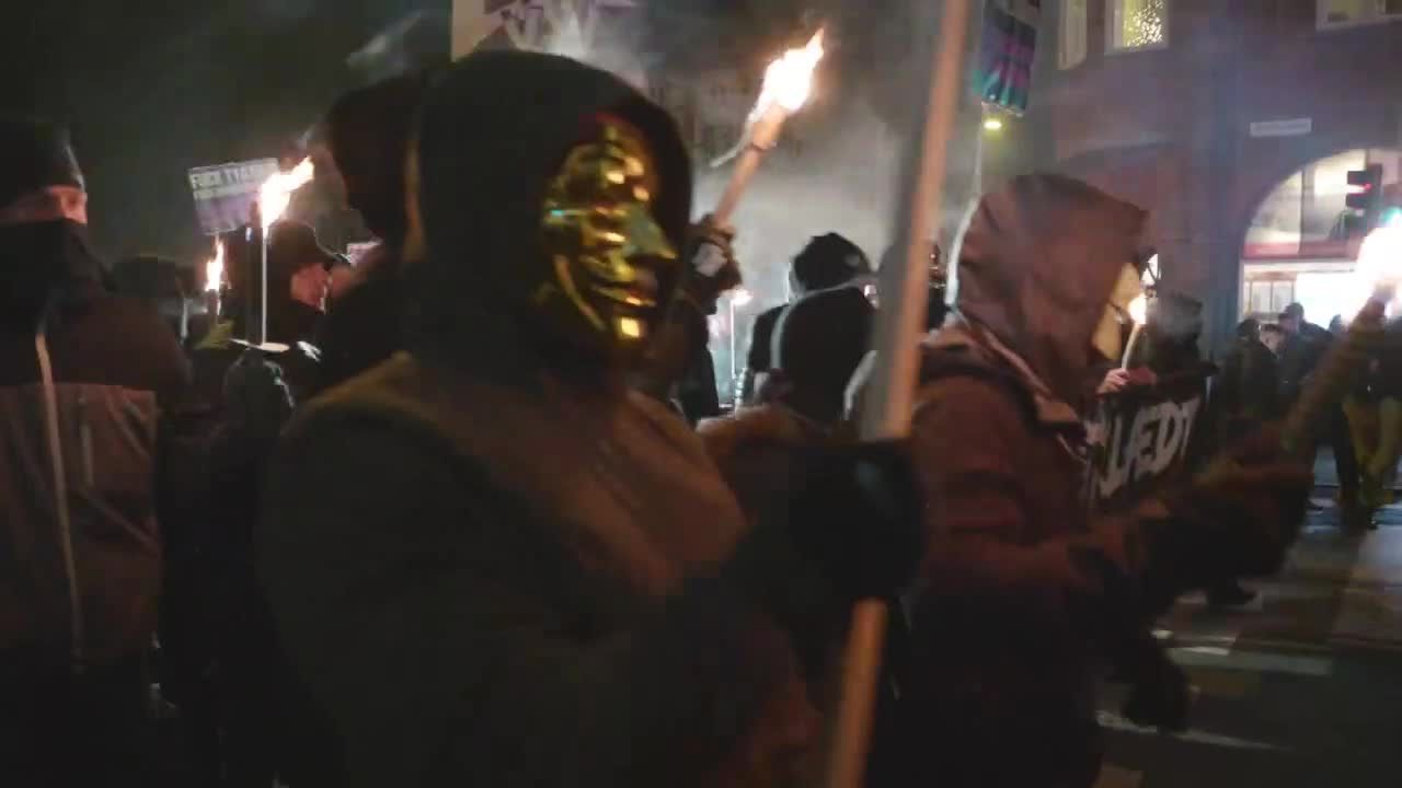 Marsz z pochodniami w Aarhus przeciwko koronawirusowym restrykcjom