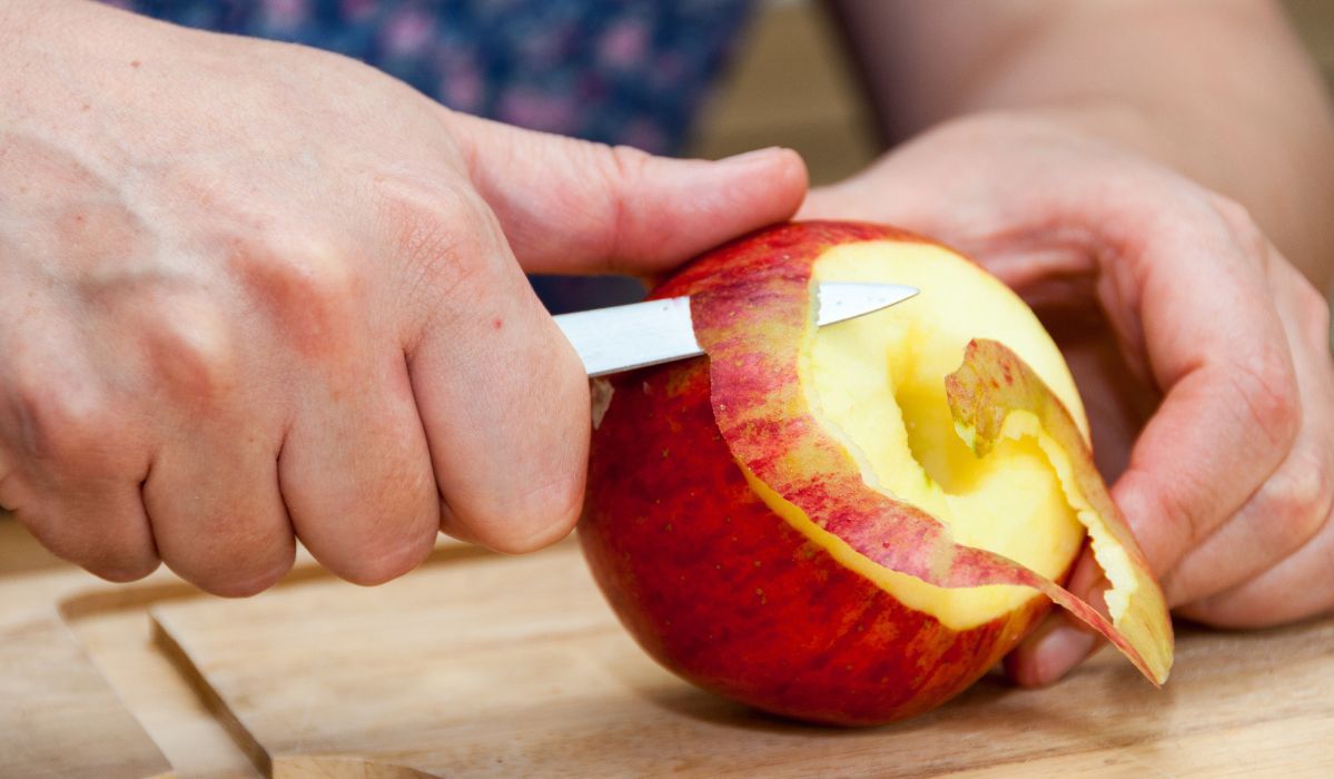 Wyrzucasz obierki z jabłek do kosza na śmieci? Błąd, który może cię sporo kosztować