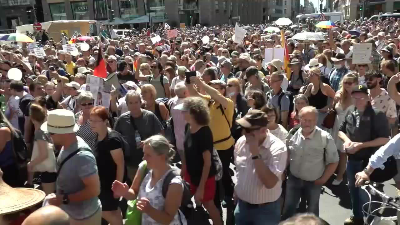 Wielotysięczna manifestacja w Berlinie przeciwko obostrzeniom związanym z epidemią