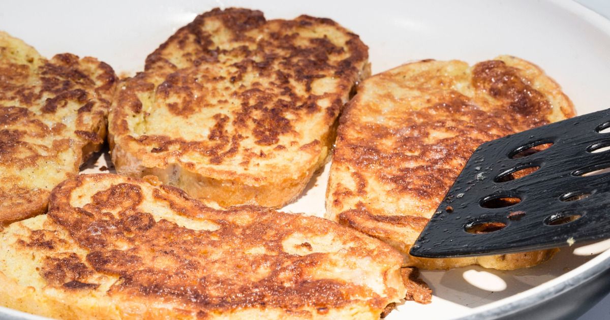 Kultowy chleb w jajku będzie jeszcze lepszy, gdy dodasz ten składnik. Kosztuje grosze i jest pyszny