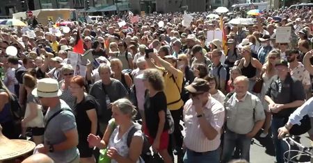 Wielotysięczna manifestacja w Berlinie przeciwko obostrzeniom związanym z epidemią