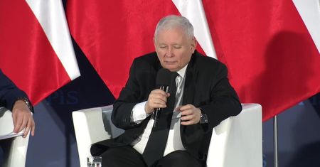 “W tej chwili, w tym momencie kryzysu, takich planów nie ma”. Prezes PiS o waloryzacji 500+