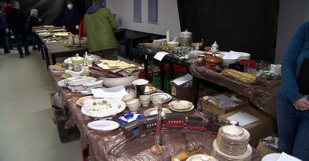 W kamienicy pękła rura, w piwnicy odkryli zamurowany dobytek przedwojennych mieszkańców