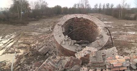 Wysadzili 65-metrowy komin po starej mleczarni. Potrzebnych było 90 lasek dynamitu