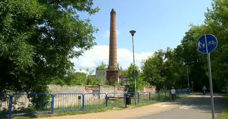 Nastolatek spadł z 30-metrowego komina na terenie dawnego browaru w Grudziądzu