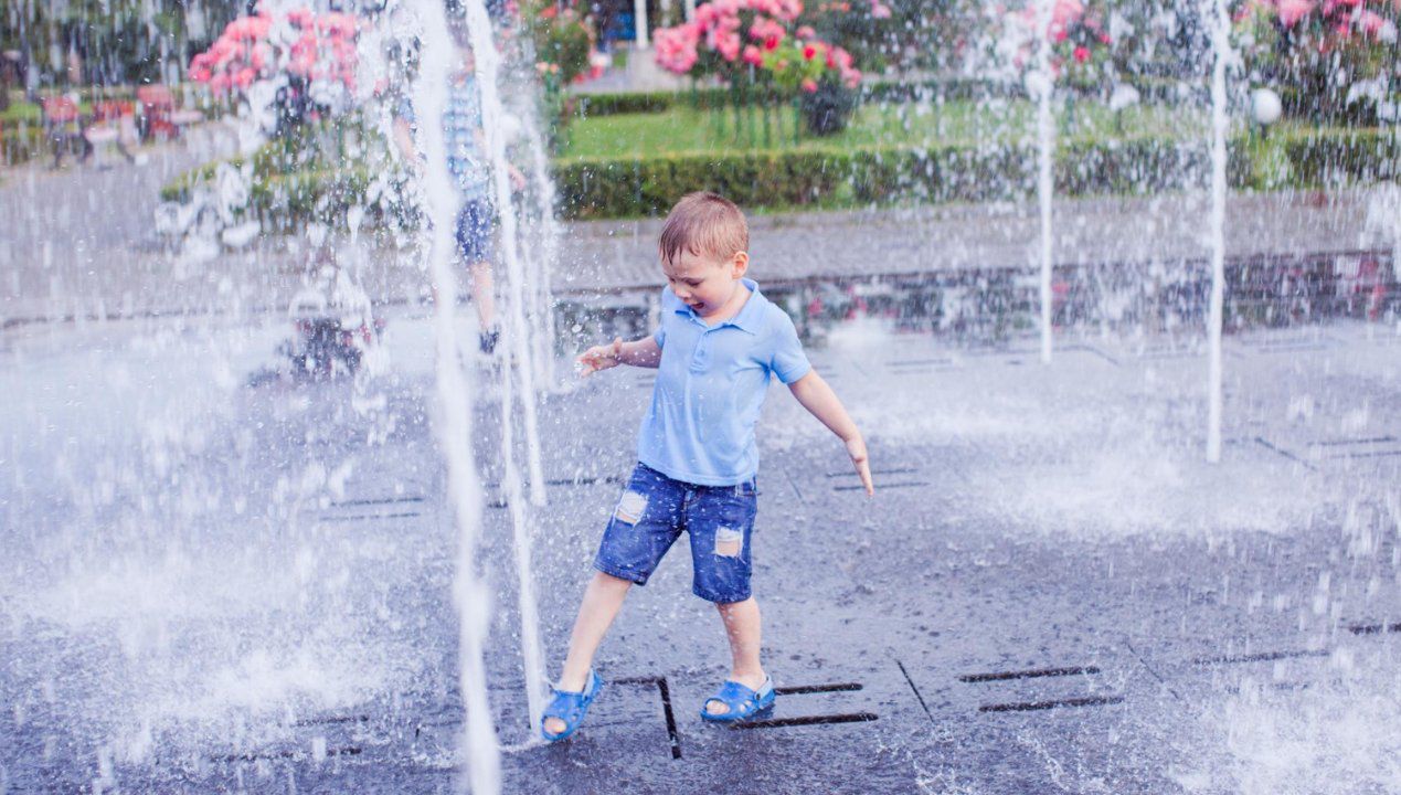 Pozwalasz dzieciom kąpać się w fontannach miejskich? Ta zabawa może słono kosztować