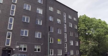 Młoda kobieta w szpitalu po upadku z czwartego piętra. Policja zatrzymała jej znajomego