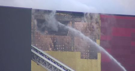 Strażacy robią dziury w ścianach, żeby ugasić archiwum w Krakowie