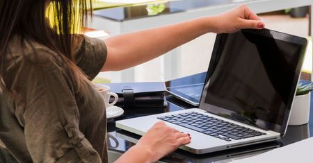 Zrób to po zamknięciu laptopa. Tak wyjdziesz z pracy nie tylko ciałem
