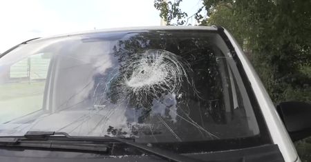 Prokuratura postawiła zarzuty mężczyźnie, który zdemolował auto posła KO i grozi mu śmiercią